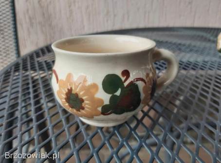 Serwis z fajansu zestaw kufel i kubeczki ceramiczne pokryte szkliwem vintage PRL