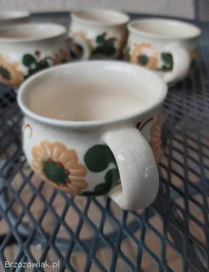 Serwis z fajansu zestaw kufel i kubeczki ceramiczne pokryte szkliwem vintage PRL