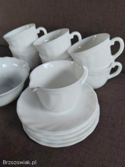 Zestaw filiżanek spodków miseczki sosjerki Arcopal France szkło opalowe.