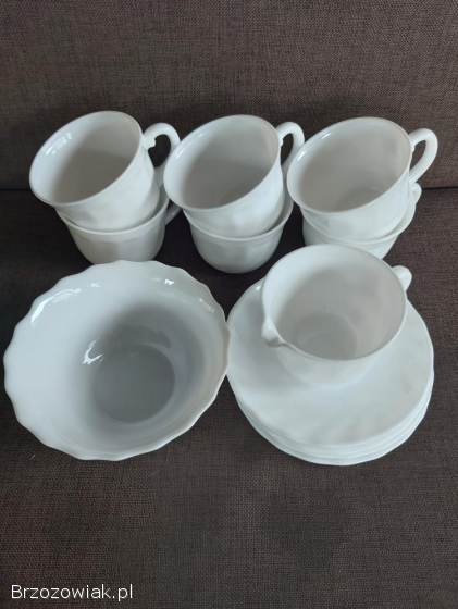 Zestaw filiżanek spodków miseczki sosjerki Arcopal France szkło opalowe.