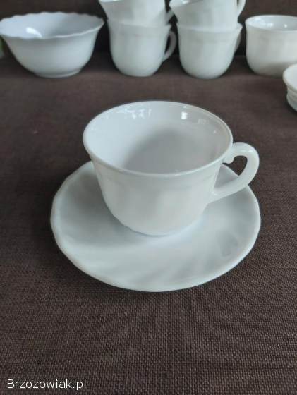 Zestaw filiżanek spodków miseczki sosjerki Arcopal France szkło opalowe.