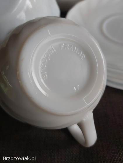 Zestaw filiżanek spodków miseczki sosjerki Arcopal France szkło opalowe.