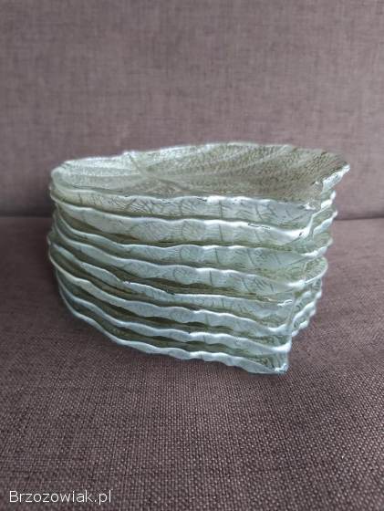 Talerze talerzyki dekoracyjne grube szklane w kształcie liścia 8 sztuk.
