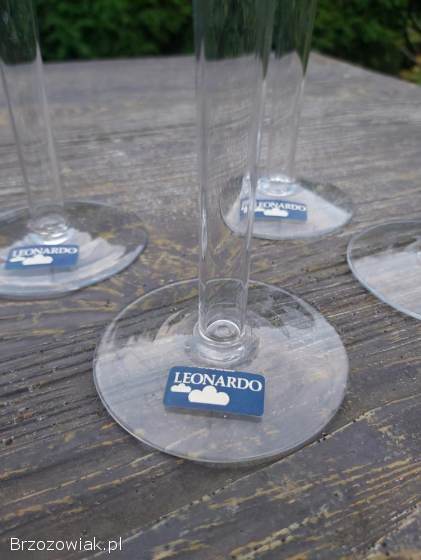 Kieliszki do szampana ozdobione małymi koralikami marki Leonardo.