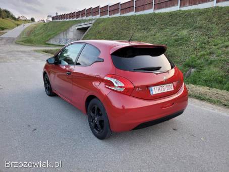 Peugeot 208 1.  2 benzyna 82KM 2013