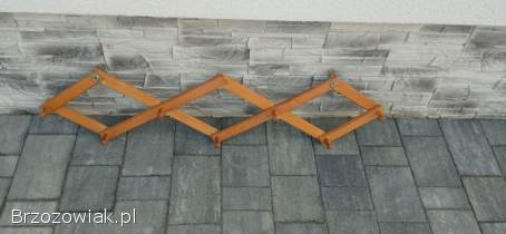 Wieszak drewniany na ubrania.