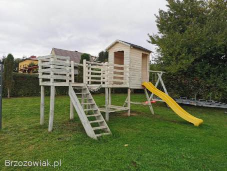 Domek ogrodowy dla dzieci z huśtawkami i zjeżdżalnia